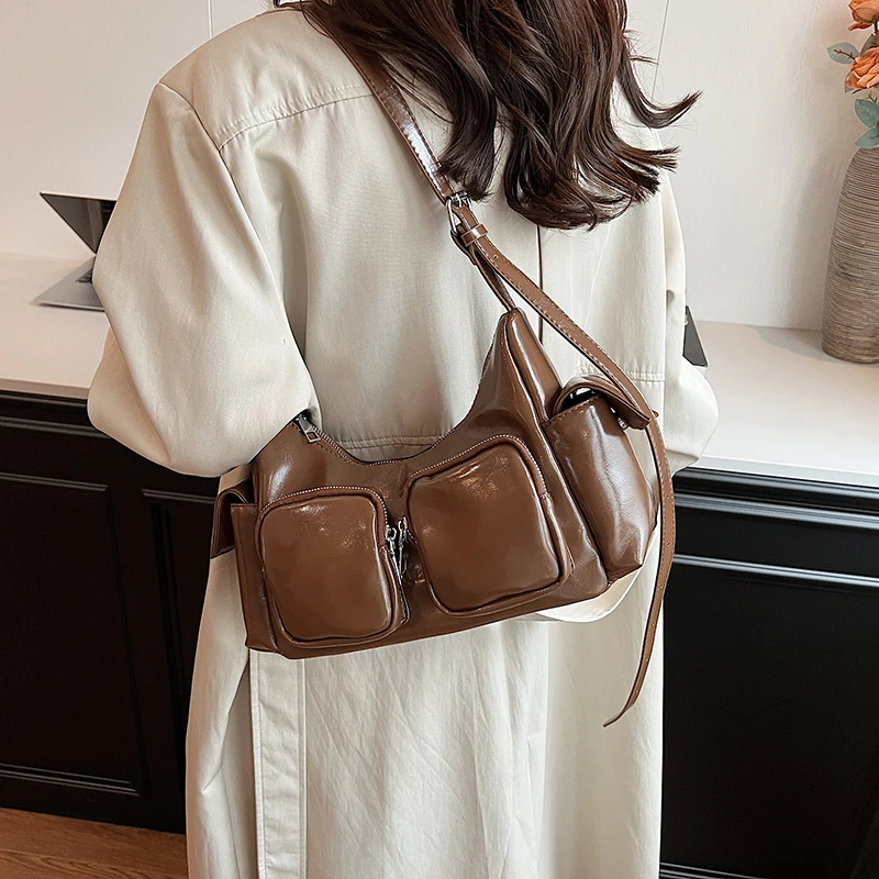 Women PU Shoulder Bag Fashion Tote Bag Large Capacity Stylish Punk Underarm Bag Multipocket Armpit Bag Outdoor Travel Bag
Women PU Shoulder Bag Fashion Tote Bag Large Capacity Stylish Punk Underarm Bag Multipocket Armpit Bag Outdoor Travel Bag