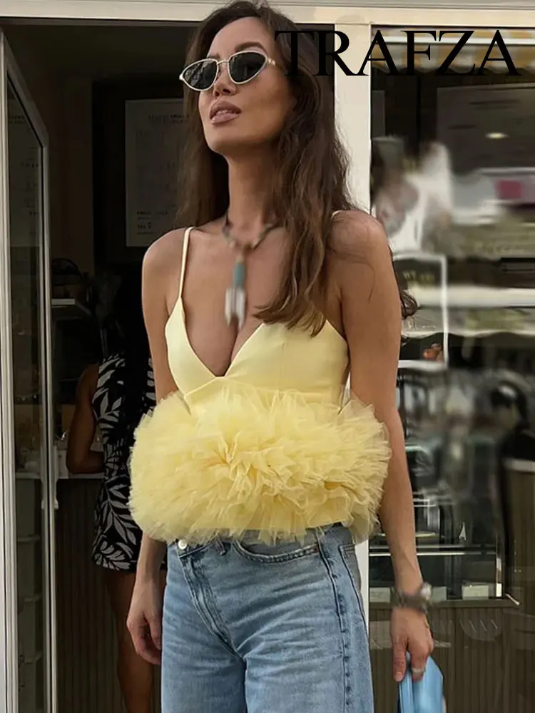 TRAFZA Women's Summer Sexy V-neck Light Yellow Short Suspender Top Chic Fluffy Hem Backless Women's Beach Style Slim Body Y2k
TRAFZA Women's Summer Sexy V-neck Light Yellow Short Suspender Top Chic Fluffy Hem Backless Women's Beach Style Slim Body Y2k