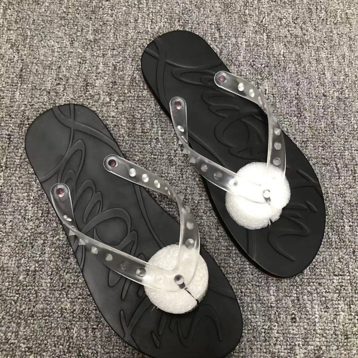 2026SS Couple Flip Flops Red Sole Rivet Design Anti Slip Summer Beach Slippers Casual Clip Toe Shoes for Men Women Outdoor Wear
2026SS Couple Flip Flops Red Sole Rivet Design Anti Slip Summer Beach Slippers Casual Clip Toe Shoes for Men Women Outdoor Wear