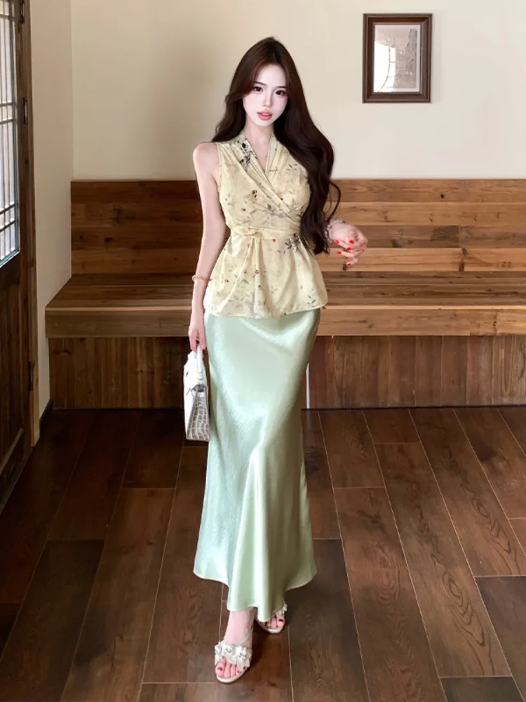 Elegant Chinese Style Lightweight Sleeveless Print Belted Waist V-Neck Top Silk Half Skirt Fashionable Two-Piece Set for Women
Elegant Chinese Style Lightweight Sleeveless Print Belted Waist V-Neck Top Silk Half Skirt Fashionable Two-Piece Set for Women