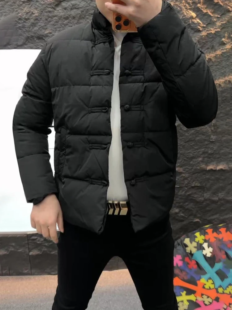 Модный повседневный китайский хлопковый джет, мужская зимняя теплая верхняя одежда, простое пальто Ele T с украшением на пуговицах
Модный повседневный китайский хлопковый джет, мужская зимняя теплая верхняя одежда, простое пальто Ele T с украшением на пуговицах