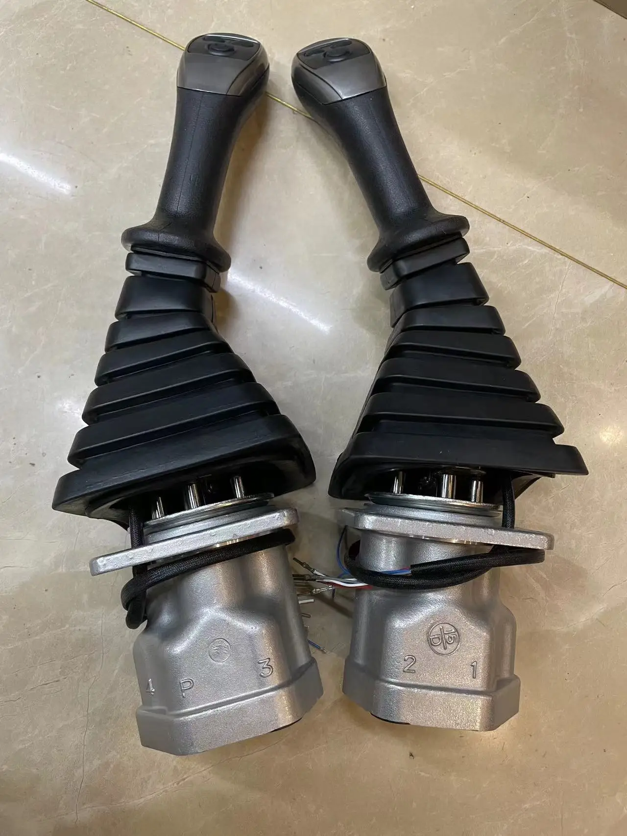 R150 200 220 305-9 джойстик, робот, пилотный клапан для Hyundai, экскаватор, операционная резиновая ручка, джойстик для кабины
R150 200 220 305-9 джойстик, робот, пилотный клапан для Hyundai, экскаватор, операционная резиновая ручка, джойстик для кабины