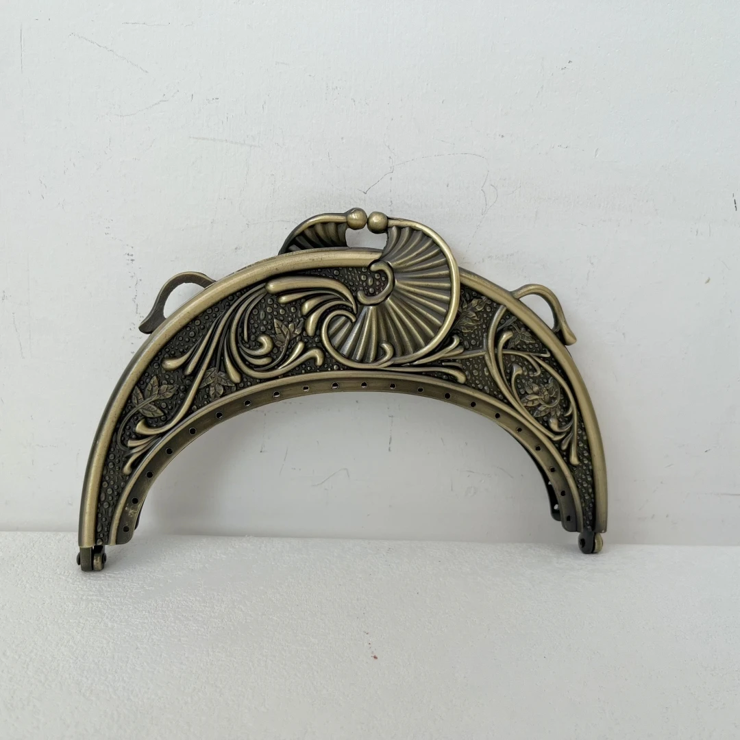 13.5cm Vintage Purse Frame Sewing Holes Bag Hinger Clasp Kiss Lock Handbag Accessory Crafting Supplies for Knitting Bag Cloth
13.5cm Vintage Purse Frame Sewing Holes Bag Hinger Clasp Kiss Lock Handbag Accessory Crafting Supplies for Knitting Bag Cloth