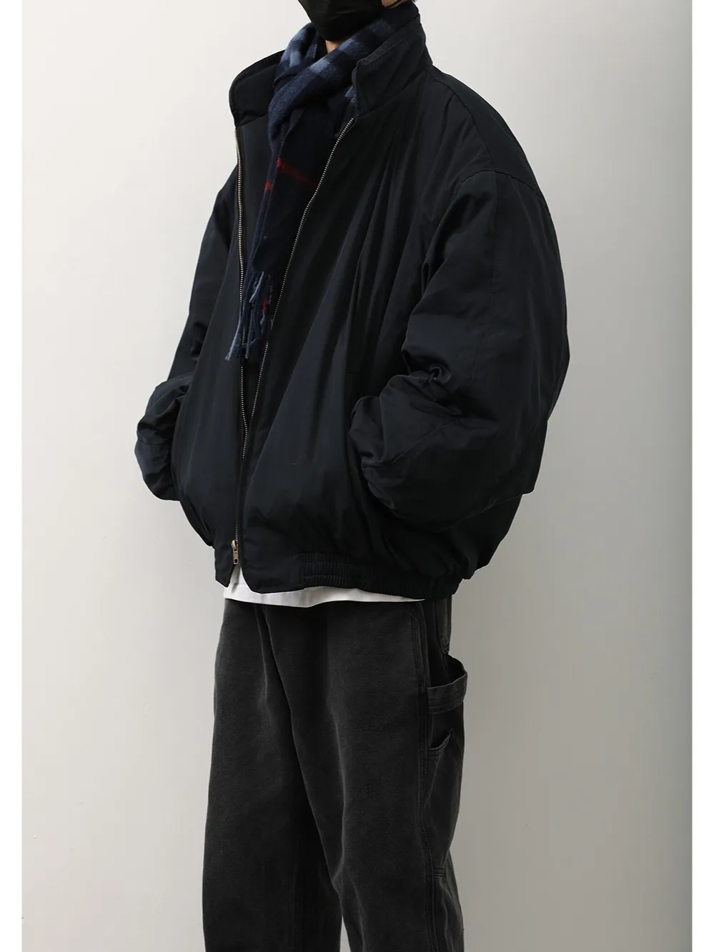 Мужская утепленная хлопковая куртка в американском стиле, свободного кроя, на молнии, с воротником-стойкой, зимняя верхняя одежда, модный уличный стиль
Мужская утепленная хлопковая куртка в американском стиле, свободного кроя, на молнии, с воротником-стойкой, зимняя верхняя одежда, модный уличный стиль