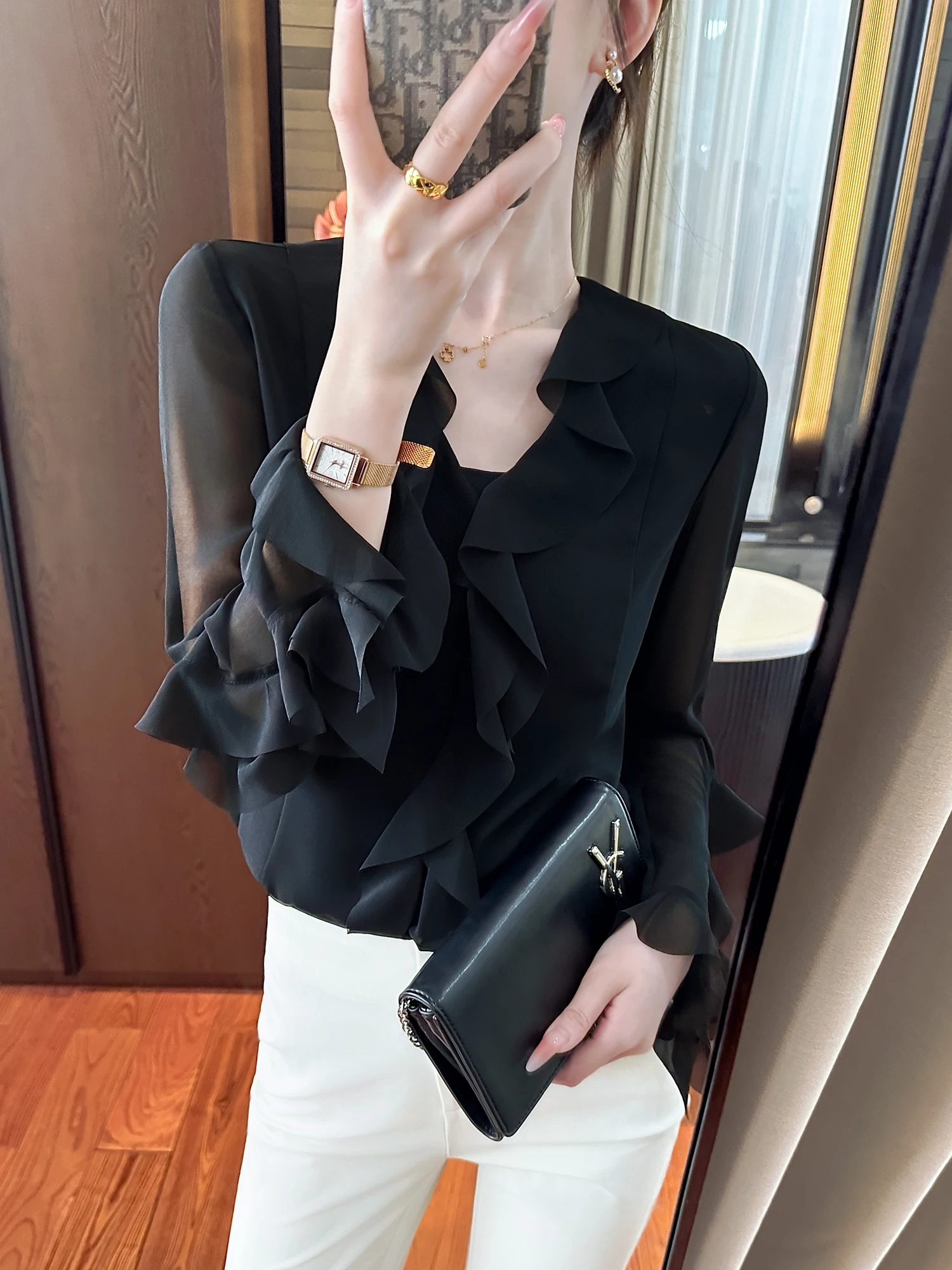 Элегантная черная блузка с V-образным вырезом и кружевной отделкой, высококачественная, простой дизайн, женская модная летняя блузка для защиты от солнца, длинная.
Элегантная черная блузка с V-образным вырезом и кружевной отделкой, высококачественная, простой дизайн, женская модная летняя блузка для защиты от солнца, длинная.