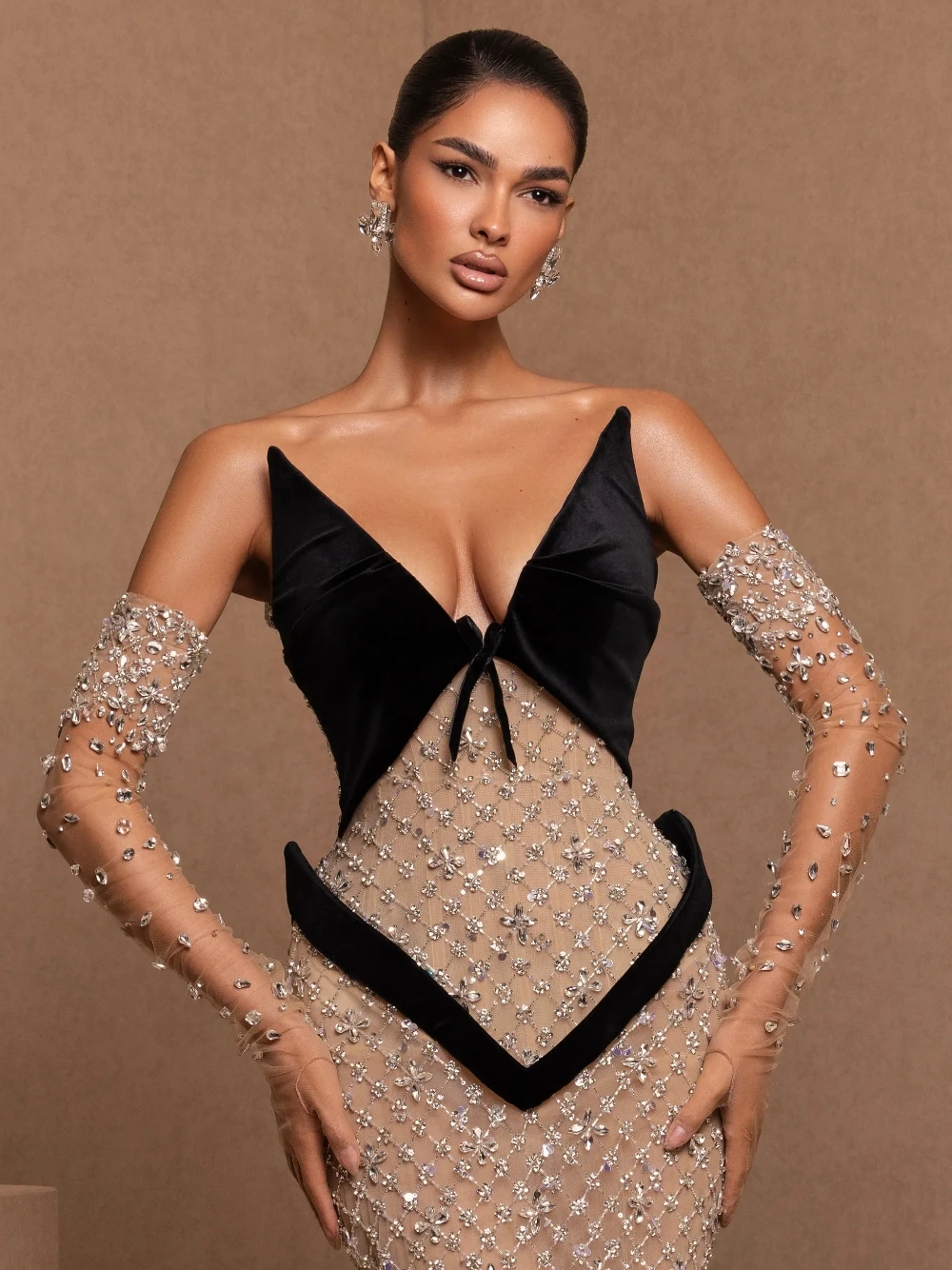 Sparkling Crystals Bodycon Evening Dress Black Velvet Deep V Neck Prom Gown Customized Gorgeous Beaded Sleeveless Gala Wear
Sparkling Crystals Bodycon Evening Dress Black Velvet Deep V Neck Prom Gown Customized Gorgeous Beaded Sleeveless Gala Wear