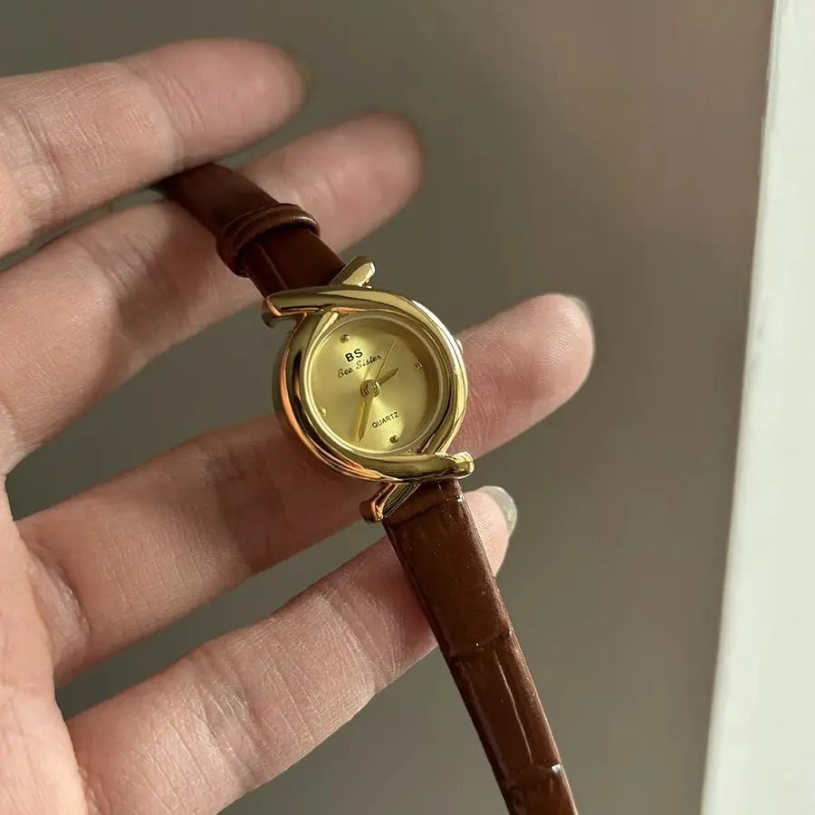 НОВЫЕ элегантные женские маленькие золотые часы в стиле ретро, литературный женский браслет с маленьким циферблатом, ремешок из воловьей кожи, простые кварцевые женские часы
НОВЫЕ элегантные женские маленькие золотые часы в стиле ретро, литературный женский браслет с маленьким циферблатом, ремешок из воловьей кожи, простые кварцевые женские часы