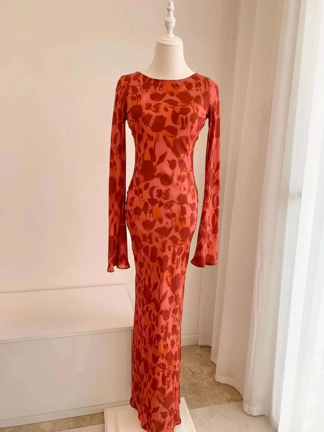 EVACANDIS New 100% Silk Rose Flower Print Sexy Maxi Dress O-Neck Long Sleeve Women Long dress
EVACANDIS New 100% Silk Rose Flower Print Sexy Maxi Dress O-Neck Long Sleeve Women Long dress