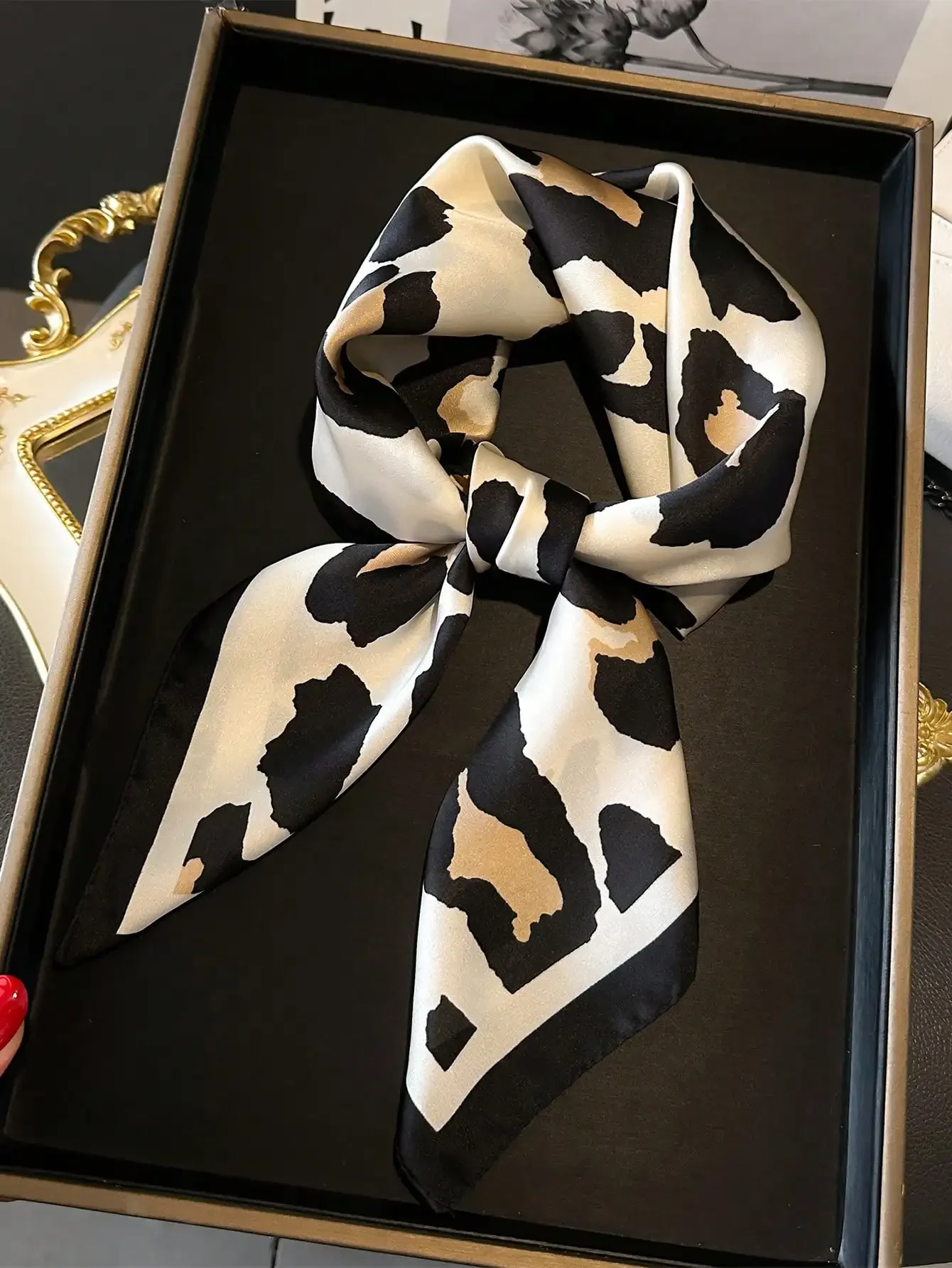 Vintage Leopard Print Satin Scarf, Multipurpose Faux Silk Neck Scarf for Women
Vintage Leopard Print Satin Scarf, Multipurpose Faux Silk Neck Scarf for Women