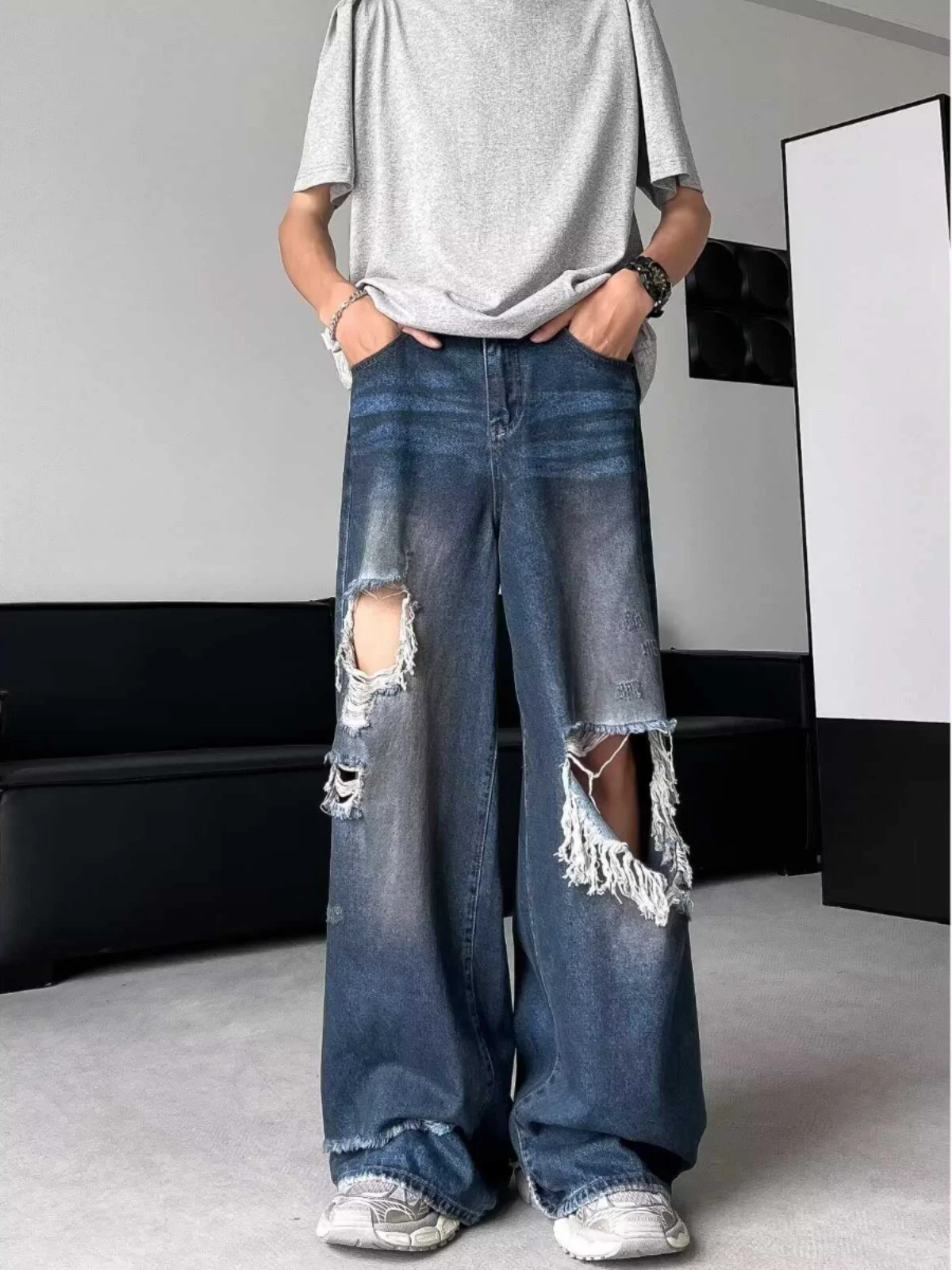 Американские винтажные широкие мужские джинсы с дырками, весна-лето, модные уличные брюки свободного дизайна, прямые брюки
Американские винтажные широкие мужские джинсы с дырками, весна-лето, модные уличные брюки свободного дизайна, прямые брюки