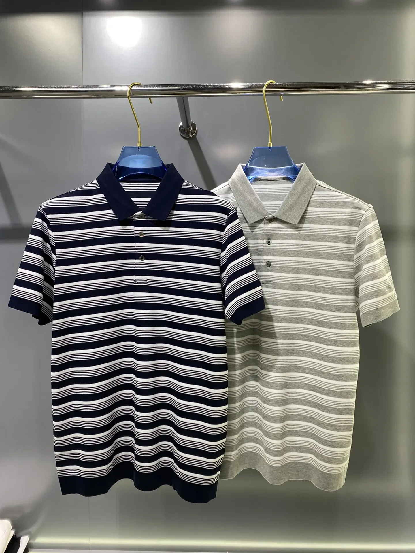 2024DIKU Shirt silk men 2024 summer new short sleeve breathable thin embroidery quality big size M-3XL
2024DIKU Shirt silk men 2024 summer new short sleeve breathable thin embroidery quality big size M-3XL