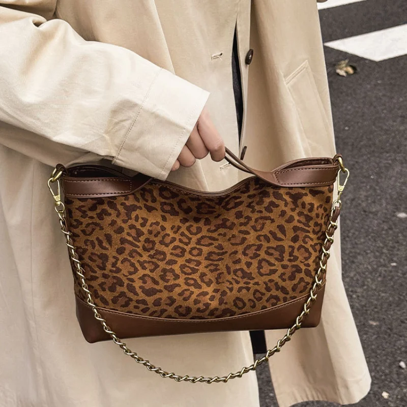 High-End Matte Bag for Women Fashionable Large-Capacity Commuter Handbag Leopard Print Elegant Single Shoulder Crossbody Bag
High-End Matte Bag for Women Fashionable Large-Capacity Commuter Handbag Leopard Print Elegant Single Shoulder Crossbody Bag