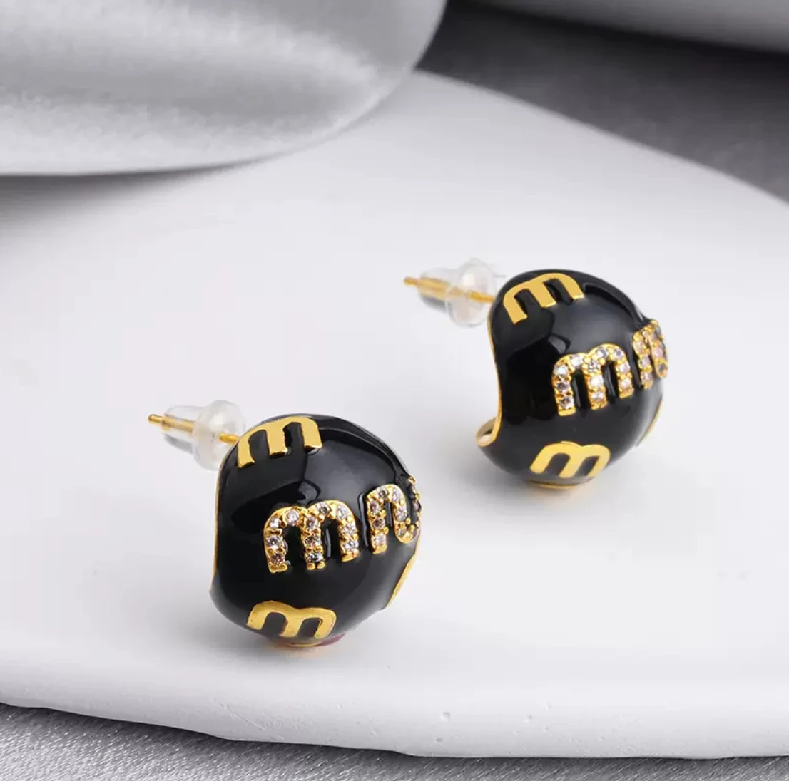 New 2025 Luxury Vintage Oiled Enamel Letter Round Ball Earbuds Style Designed Fashion earrings and Ear Accessories Women
New 2025 Luxury Vintage Oiled Enamel Letter Round Ball Earbuds Style Designed Fashion earrings and Ear Accessories Women