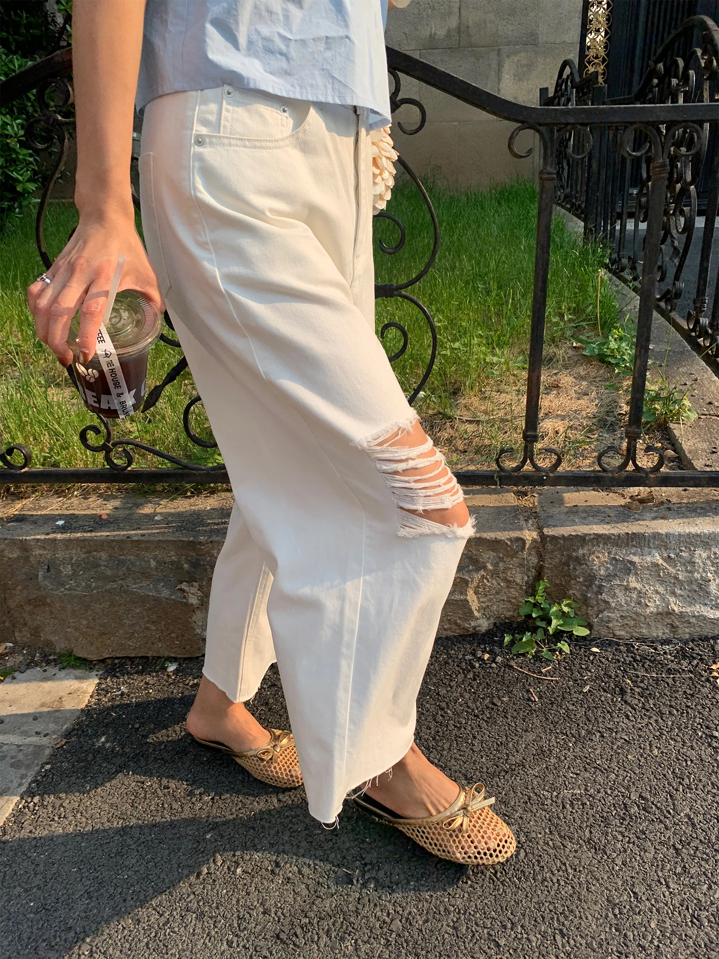 High Waist White Ripped Denim Jeans Casual Style Straight Leg Nine Pants Design Sensation Ripped Jeans for Women
High Waist White Ripped Denim Jeans Casual Style Straight Leg Nine Pants Design Sensation Ripped Jeans for Women