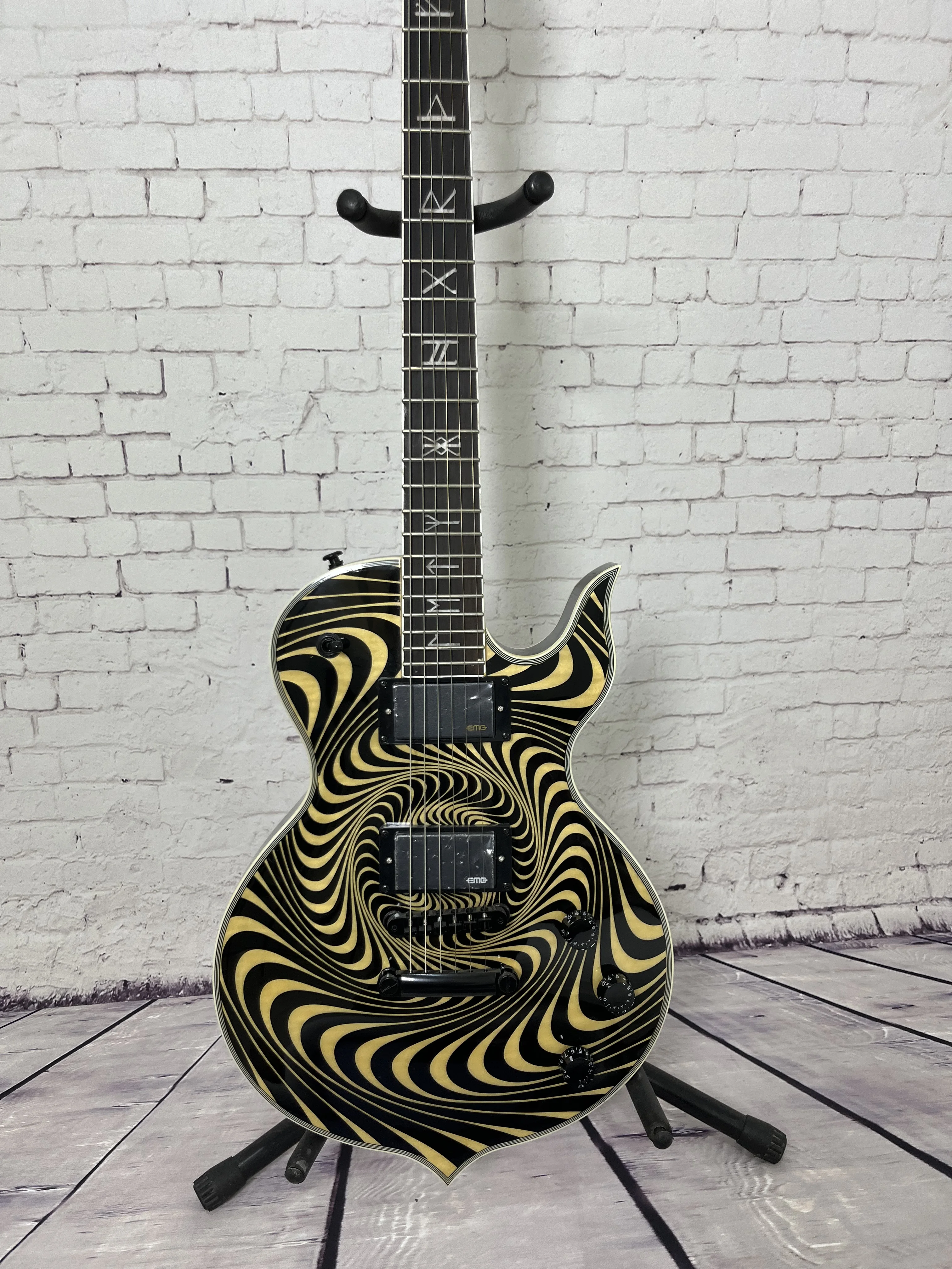41 Inch Black Yellow Shaped Electric Guitar Swirl Vortex Pattern Norse Rune Inlay Humbucker 6-String Free Shipping
41 Inch Black Yellow Shaped Electric Guitar Swirl Vortex Pattern Norse Rune Inlay Humbucker 6-String Free Shipping