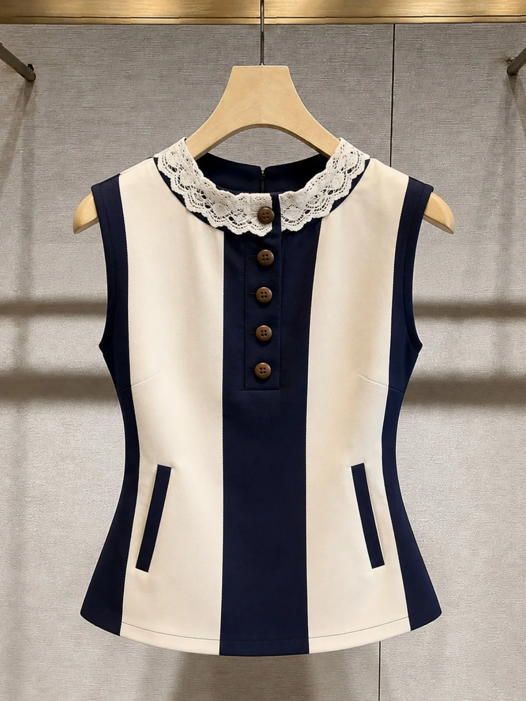 Summer Slimming Lace Patchwork round Neck Sleeveless Vest Striped Design Commute Style Korean Straight Cut Button Detail
Summer Slimming Lace Patchwork round Neck Sleeveless Vest Striped Design Commute Style Korean Straight Cut Button Detail