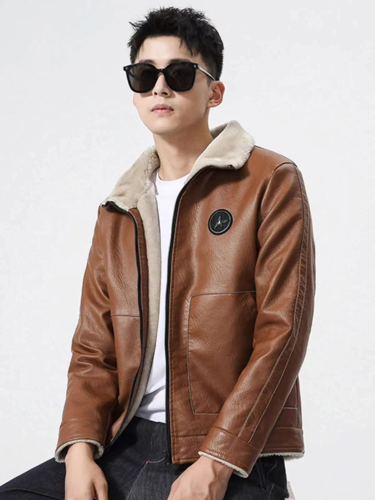 Мужская кожаная куртка-косуха в стиле ретро, утепленная флисом, для весны, осени и зимы, американский мотоциклетный стиль, приталенный крой, молодежная модель
Мужская кожаная куртка-косуха в стиле ретро, утепленная флисом, для весны, осени и зимы, американский мотоциклетный стиль, приталенный крой, молодежная модель