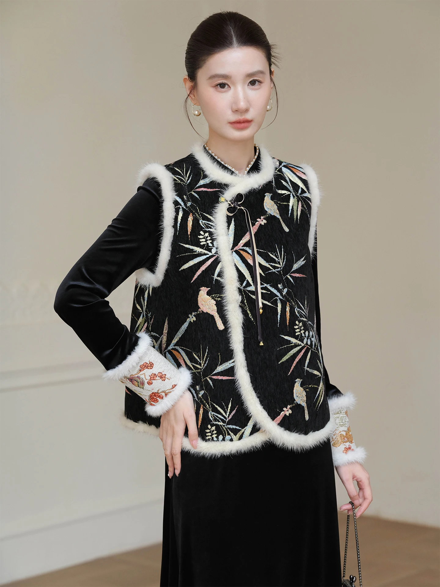 Women's New Chinese Sle Cotton Jaet with Fur Liner And Embroidery Winter Season High-End Sensation Water Rabbit Fur Vest
Women's New Chinese Sle Cotton Jaet with Fur Liner And Embroidery Winter Season High-End Sensation Water Rabbit Fur Vest