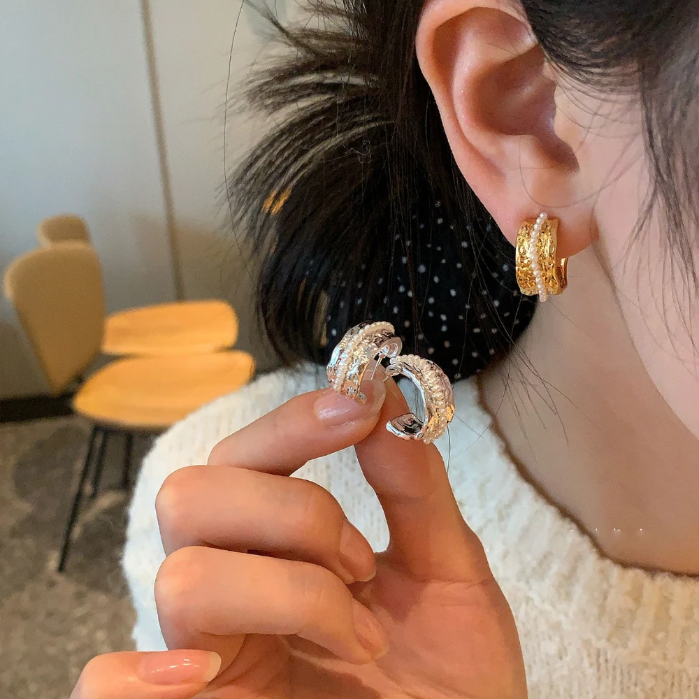 Fashion Light Luxury Irregular Metal C Shaped Hoop Earrings for Women Elegant Imitation Pearl Circle Geometric Earrings Jewelry
Fashion Light Luxury Irregular Metal C Shaped Hoop Earrings for Women Elegant Imitation Pearl Circle Geometric Earrings Jewelry