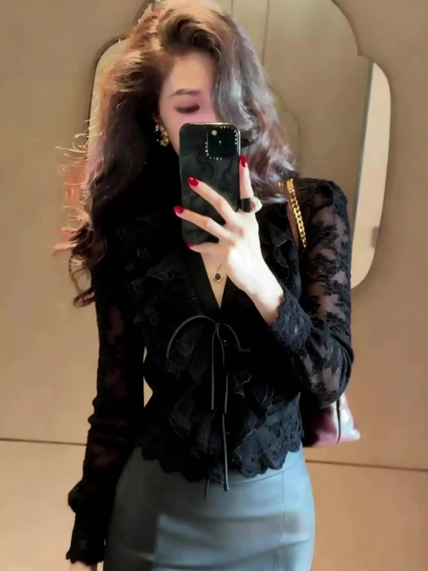 Mature Elegant Black Lace V-Neck Top Slimming Fashionable Versatile Winter New Arrival Korean Style Loose Fit Long Sleeve
Mature Elegant Black Lace V-Neck Top Slimming Fashionable Versatile Winter New Arrival Korean Style Loose Fit Long Sleeve
