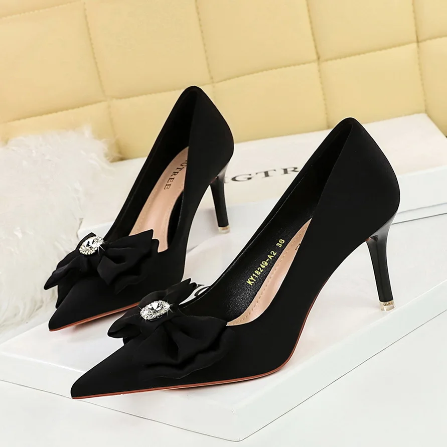 Banquet Women's Slim High middle heels Single shoes Shallow Mouth Pointed Silk Bow Wedding ladies pumps heeled women
Banquet Women's Slim High middle heels Single shoes Shallow Mouth Pointed Silk Bow Wedding ladies pumps heeled women