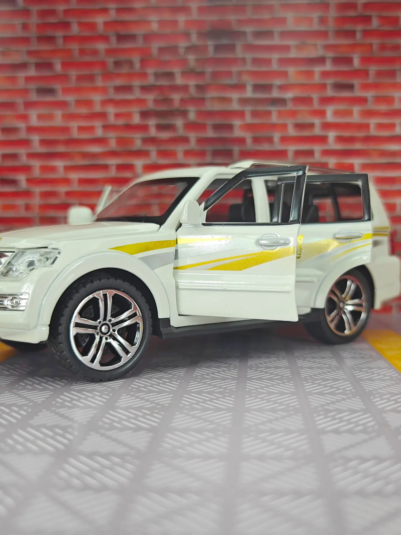 1:32 Pajero alloy off-road vehicle model car ornaments collection acousto-optic toy doors and hood trunk can be opened
1:32 Pajero alloy off-road vehicle model car ornaments collection acousto-optic toy doors and hood trunk can be opened