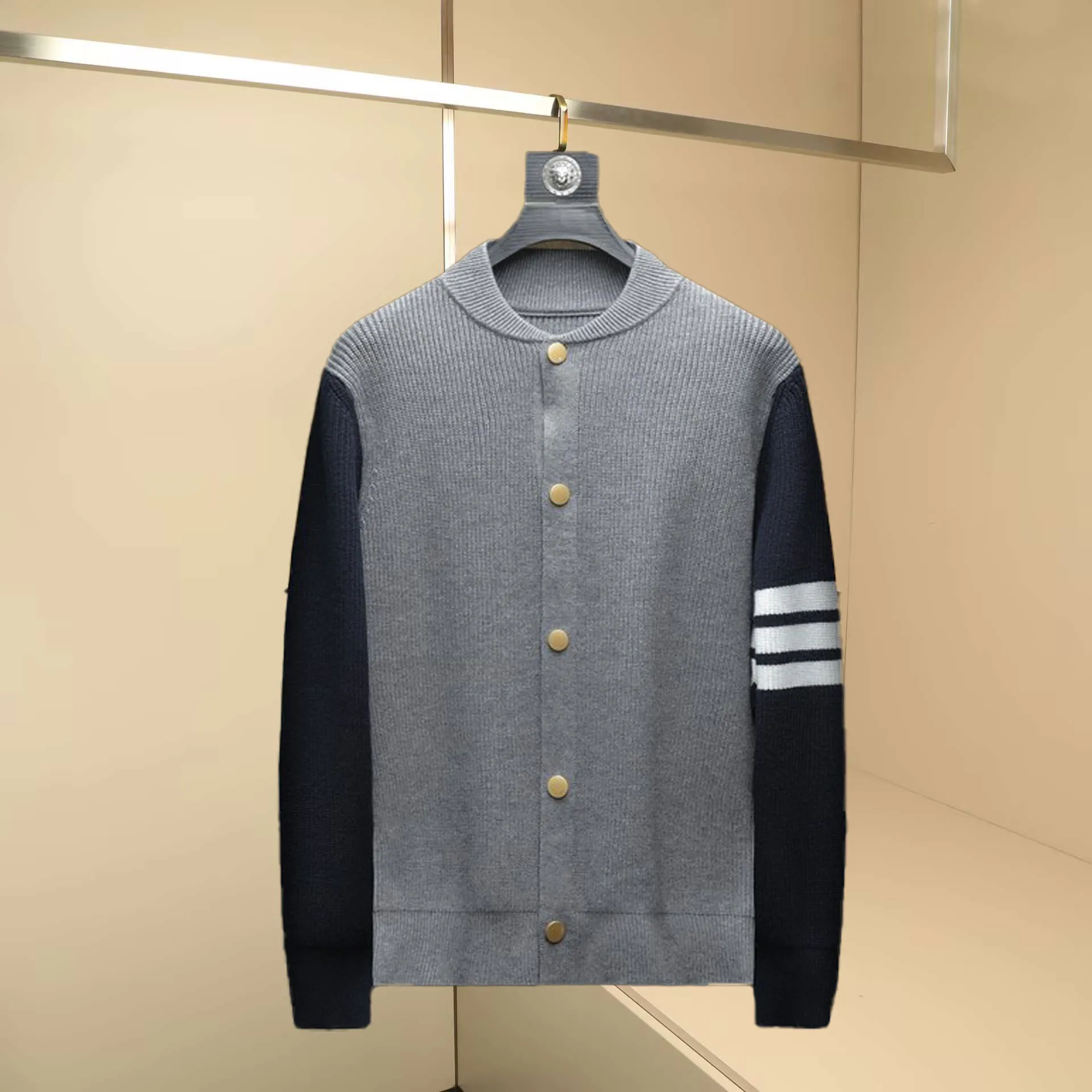 Новинка 2023 года, мужской вязаный кардиган Jaet, повседневный бейсбольный воротник, модная весенне-осенняя верхняя одежда, удобная дышащая одежда
Новинка 2023 года, мужской вязаный кардиган Jaet, повседневный бейсбольный воротник, модная весенне-осенняя верхняя одежда, удобная дышащая одежда