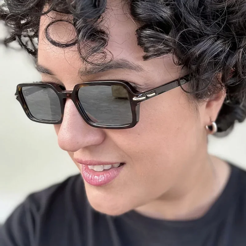 Square Sunglasses Fashion Popular Women Men Shades Small Unisex Sun Glasses For Female Male Summer Traveling Shades UV400
Square Sunglasses Fashion Popular Women Men Shades Small Unisex Sun Glasses For Female Male Summer Traveling Shades UV400