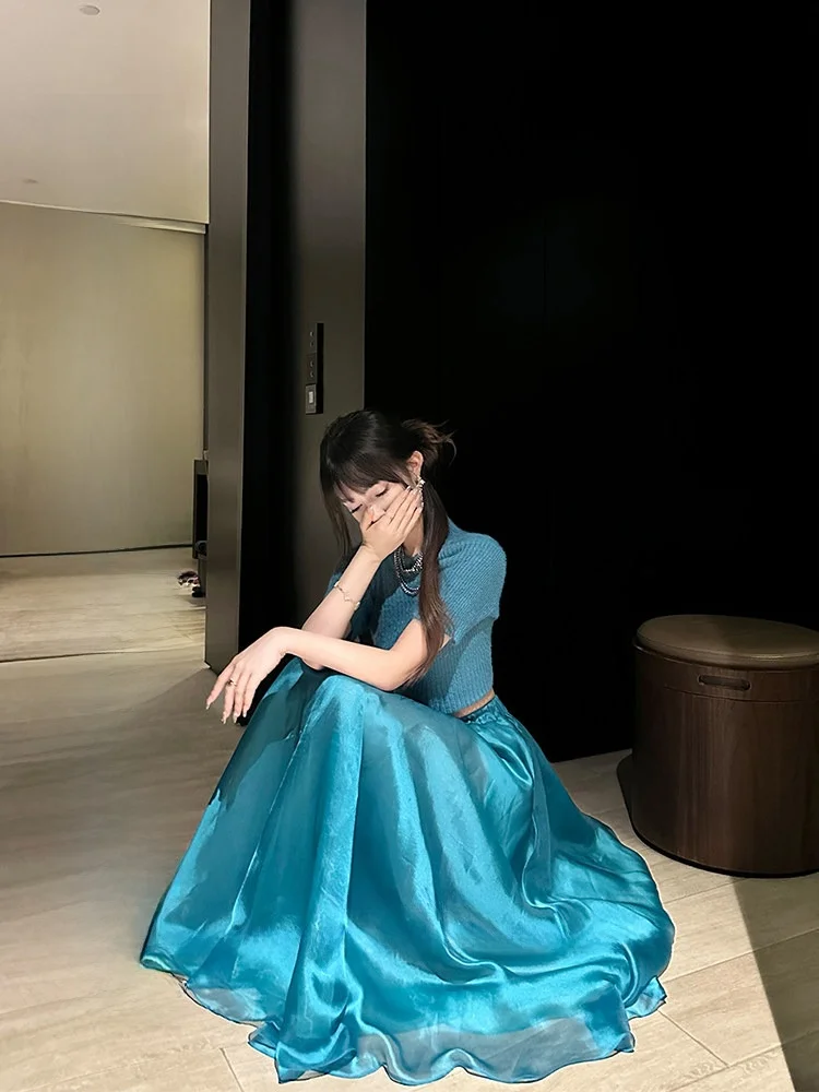 Модный комплект для женщин: трикотажный свитер Roselyn из приятной для кожи ткани с небольшим шелковым волокном и юбка макси.
Модный комплект для женщин: трикотажный свитер Roselyn из приятной для кожи ткани с небольшим шелковым волокном и юбка макси.