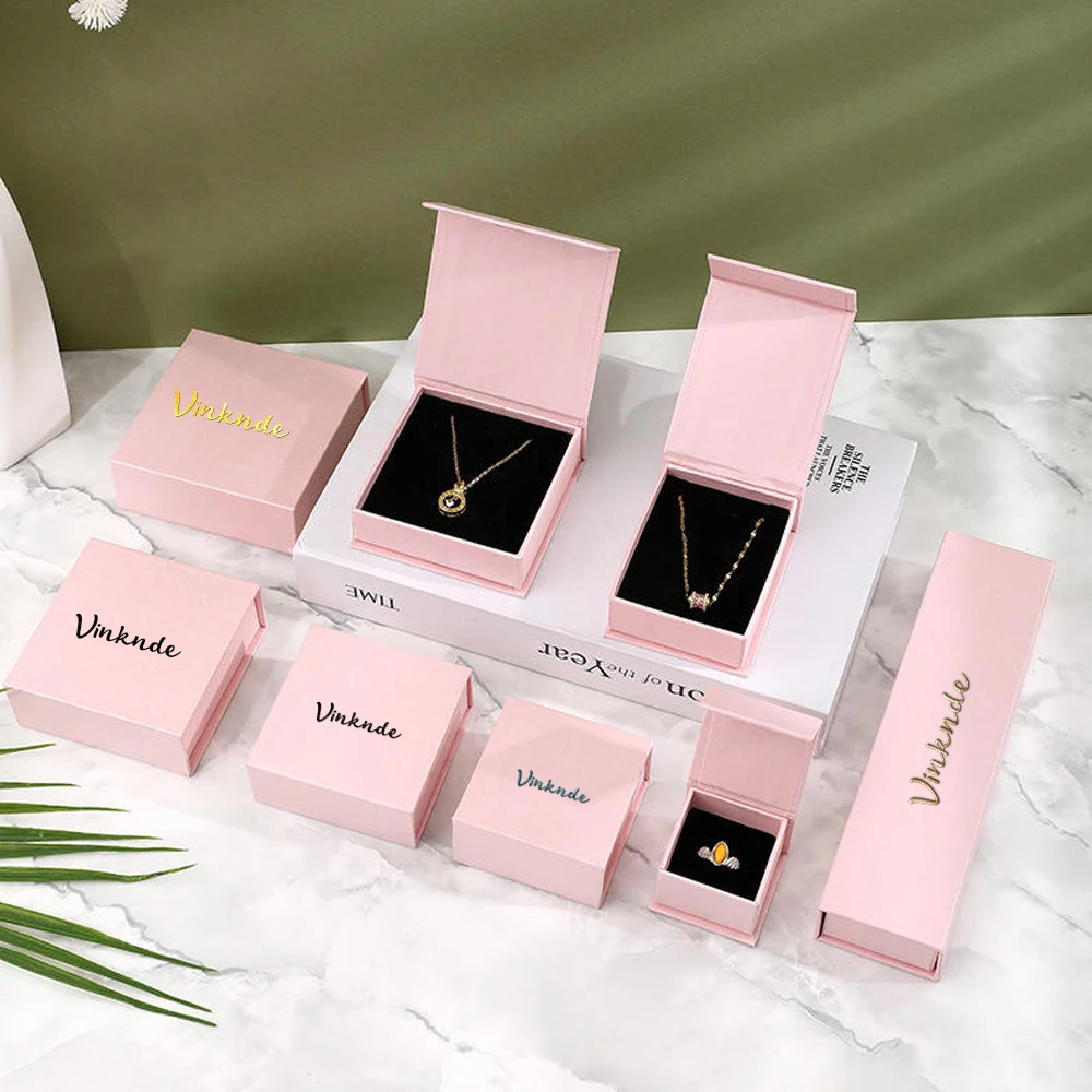 Простое ожерелье, кольцо, магнит, коробка с клапаном, индивидуальный логотип, ювелирные изделия, серьги, бумажные подарочные упаковочные коробки, персонализированный свадебный детский душ
Простое ожерелье, кольцо, магнит, коробка с клапаном, индивидуальный логотип, ювелирные изделия, серьги, бумажные подарочные упаковочные коробки, персонализированный свадебный детский душ