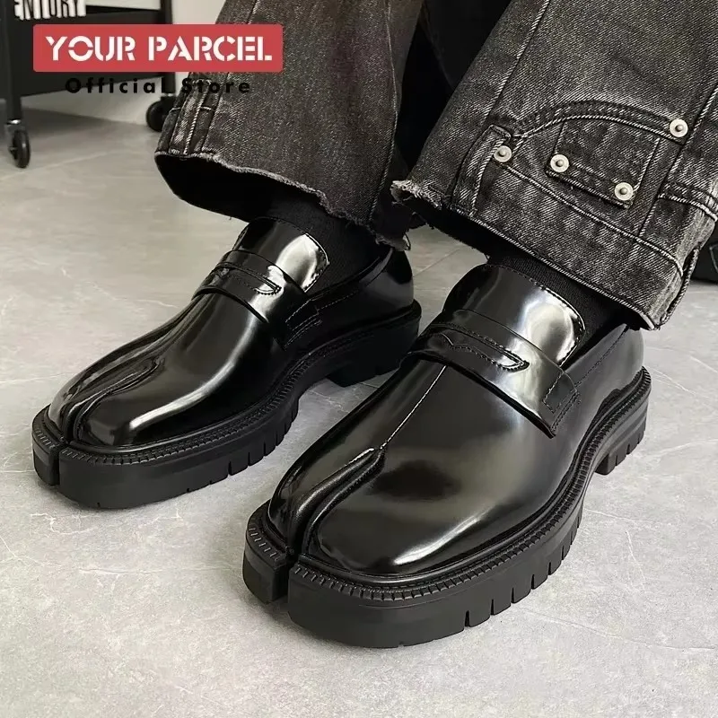 Split toe horseshoe shoes for men's thick sole Loafer shoes Tabi shoes patent leather Korean version trend casual leather shoes
Split toe horseshoe shoes for men's thick sole Loafer shoes Tabi shoes patent leather Korean version trend casual leather shoes