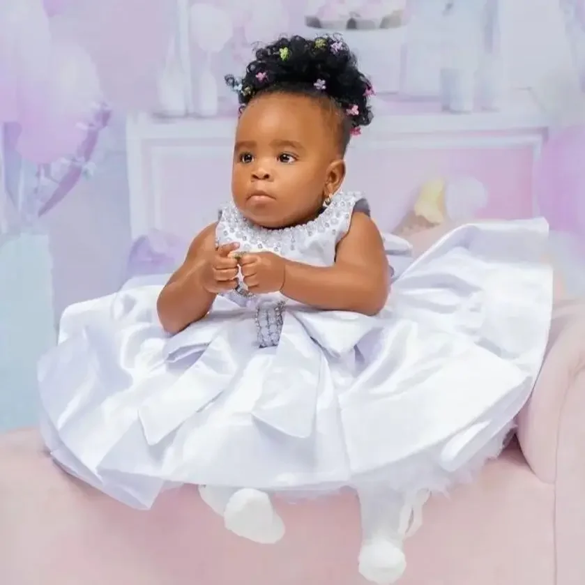 Customized Pearls White Flower Girl Dresses Big Bow Ball Gown Satin First Communion Dress Birthday Photos Shoot Gowns for Party
Customized Pearls White Flower Girl Dresses Big Bow Ball Gown Satin First Communion Dress Birthday Photos Shoot Gowns for Party