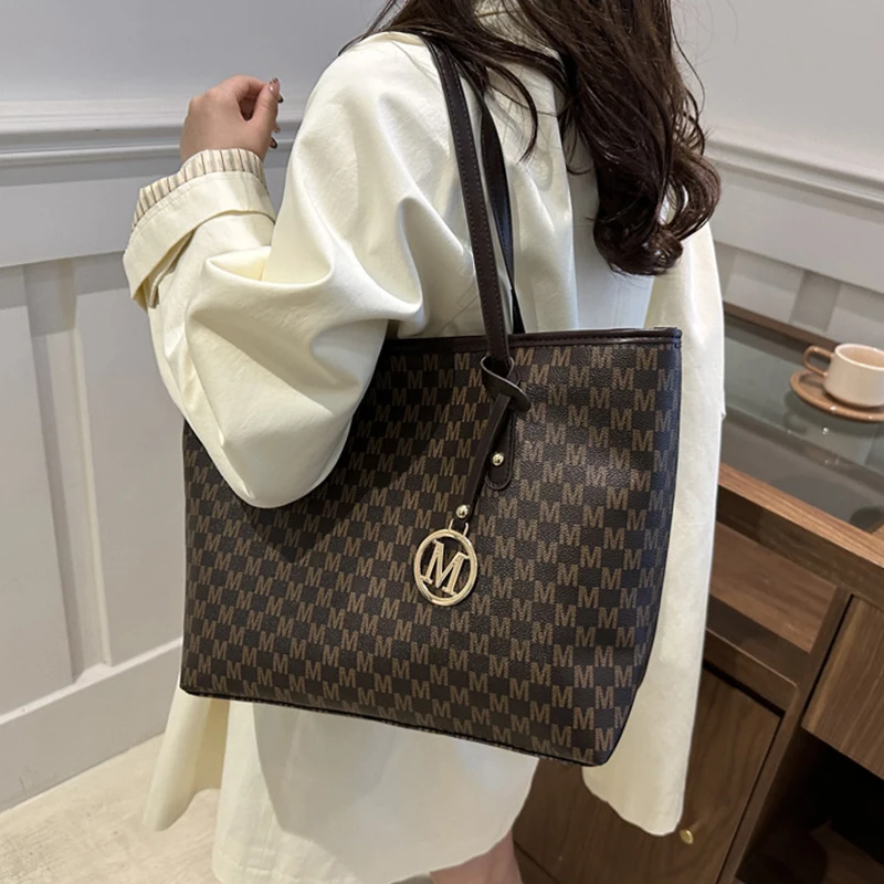 Fashionable Ladies Commuter Bag Letter Style Large Capacity Shoulder Bag High-end Luxury Brand Bags New Popular Printed Tote Bag
Fashionable Ladies Commuter Bag Letter Style Large Capacity Shoulder Bag High-end Luxury Brand Bags New Popular Printed Tote Bag