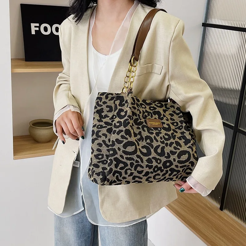 Vintage Leopard Print Canvas Tote Bag for Women,Large Capacity Shoulder Purse,Trendy Leopard Print Handbag for Daily Work Travel
Vintage Leopard Print Canvas Tote Bag for Women,Large Capacity Shoulder Purse,Trendy Leopard Print Handbag for Daily Work Travel