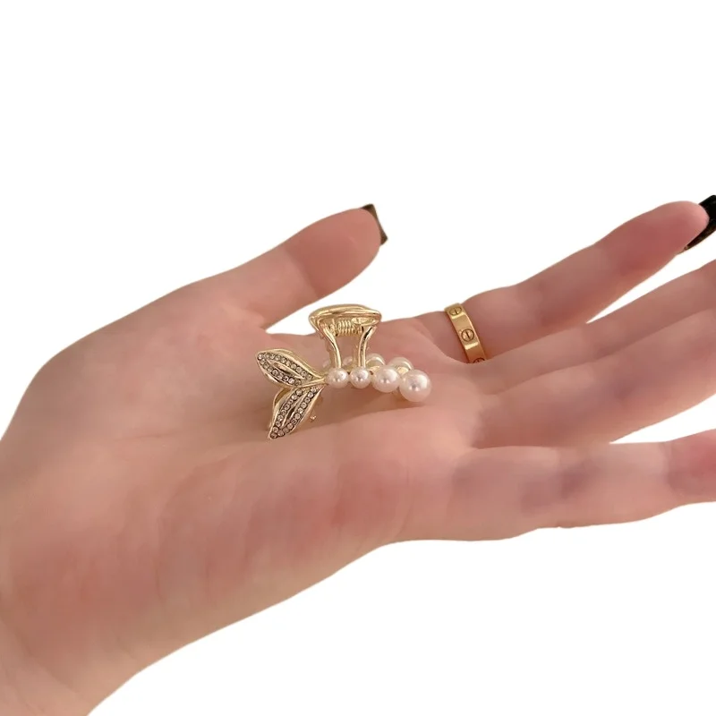 Fish tail pearl small grab clip female summer small bangs clip forehead exquisite semi-tie hair clip
Fish tail pearl small grab clip female summer small bangs clip forehead exquisite semi-tie hair clip
