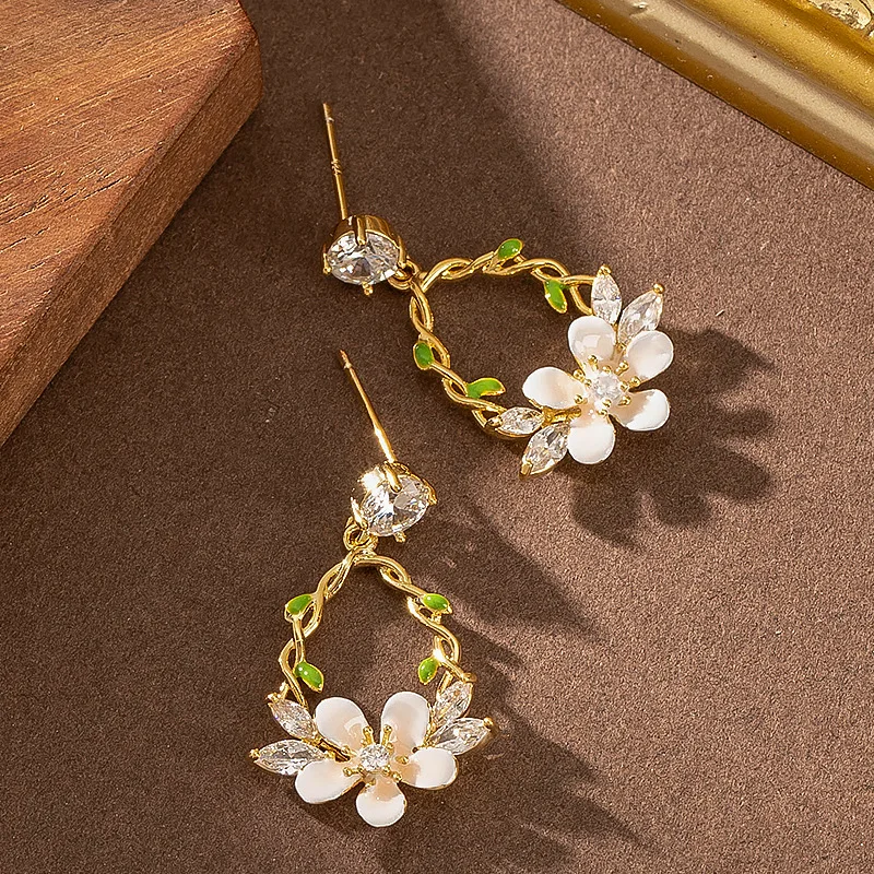 Sweet, delicate, fresh, inlaid with zircon oil drop flower earrings, women's niche light luxury personalized design earrings
Sweet, delicate, fresh, inlaid with zircon oil drop flower earrings, women's niche light luxury personalized design earrings