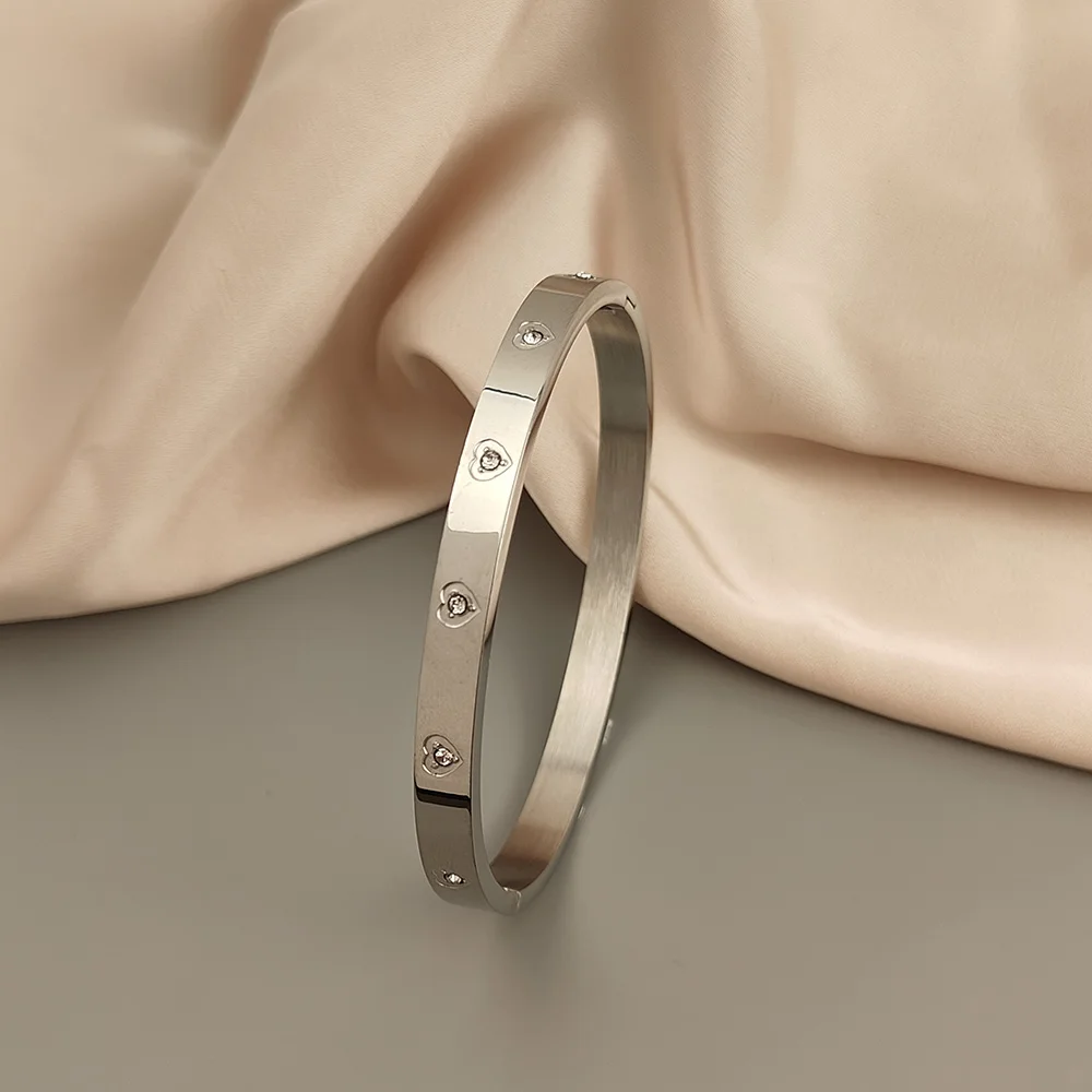 Stainless steel with diamond love print bracelet, women's simple romantic casual commuter wrist jewelry, lovers birthday gift.
Stainless steel with diamond love print bracelet, women's simple romantic casual commuter wrist jewelry, lovers birthday gift.