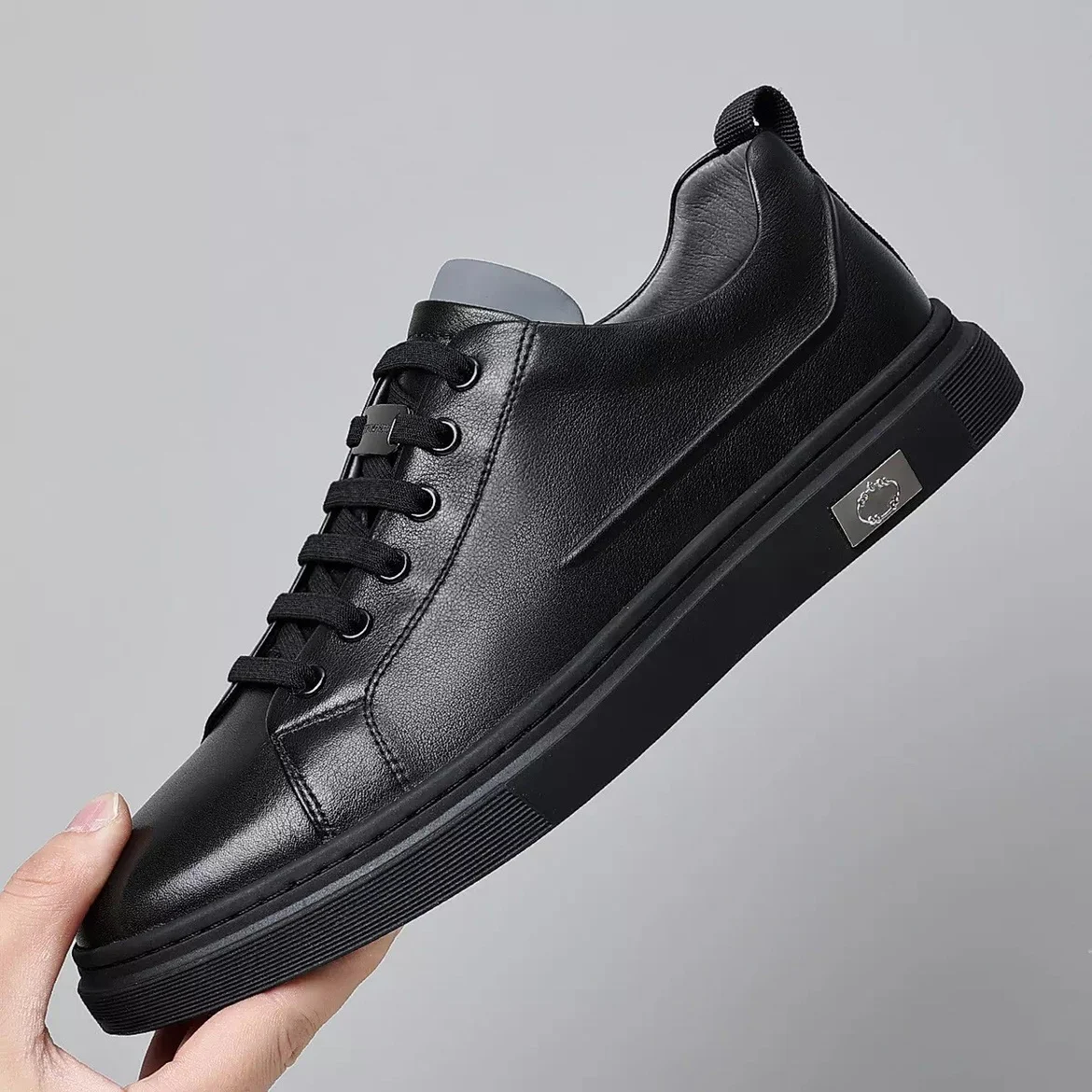 Дышащие кожаные высокие мужские кеды на весну: новые, универсальные, удобные, с резиновой подошвой, круглым носком, модные, повседневные.
Дышащие кожаные высокие мужские кеды на весну: новые, универсальные, удобные, с резиновой подошвой, круглым носком, модные, повседневные.