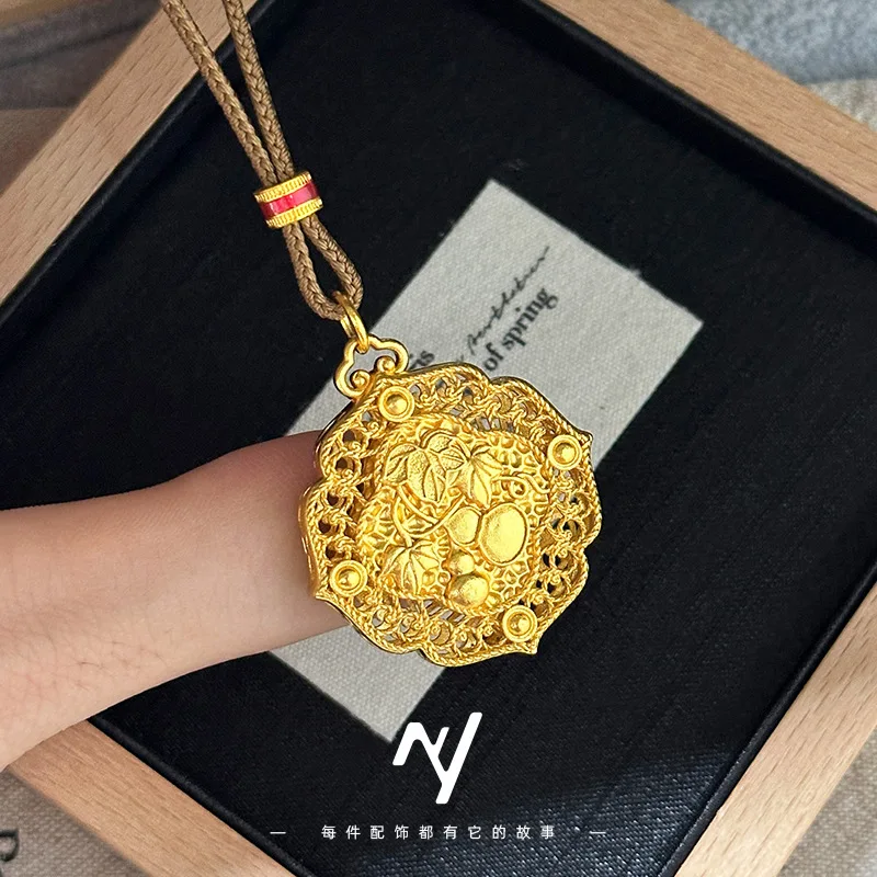 9999 real glod A design sense, hollowed-out double gourd flower thread happiness pendant, sand gold ancient method gold necklace
9999 real glod A design sense, hollowed-out double gourd flower thread happiness pendant, sand gold ancient method gold necklace