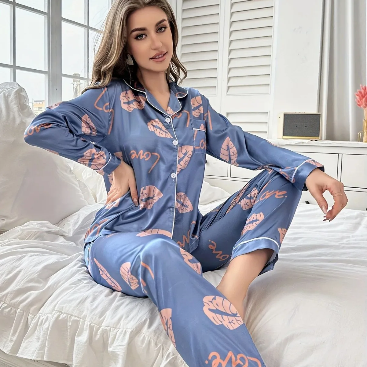 Home wear pajamas ice silk long sleeves trousers thin pajamas
Home wear pajamas ice silk long sleeves trousers thin pajamas