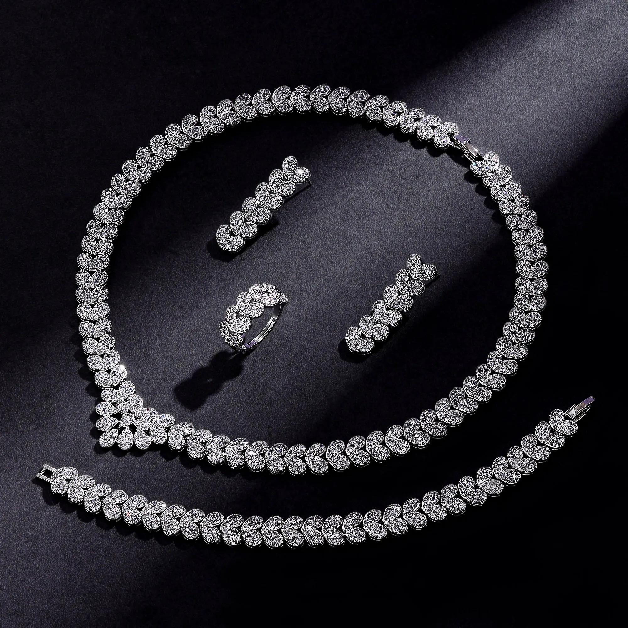 Лидер продаж 2024 года, полный комплект из 4 штук циркония для невесты, женское драгоценное украшение, комплект свадебного ожерелья с кристаллами Дубая, Нигерии, фианита
Лидер продаж 2024 года, полный комплект из 4 штук циркония для невесты, женское драгоценное украшение, комплект свадебного ожерелья с кристаллами Дубая, Нигерии, фианита