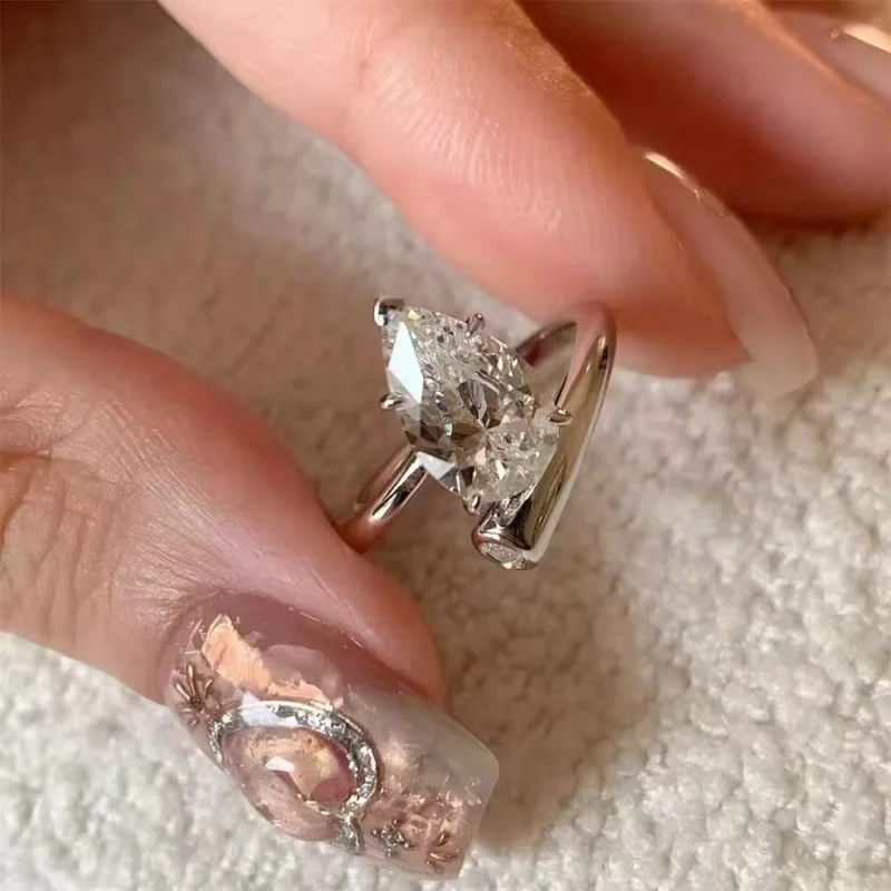 925 sterling silver Mosan diamond ring women's high-quality fashion best selling 2 carat wedding engagement diamond ring.
925 sterling silver Mosan diamond ring women's high-quality fashion best selling 2 carat wedding engagement diamond ring.