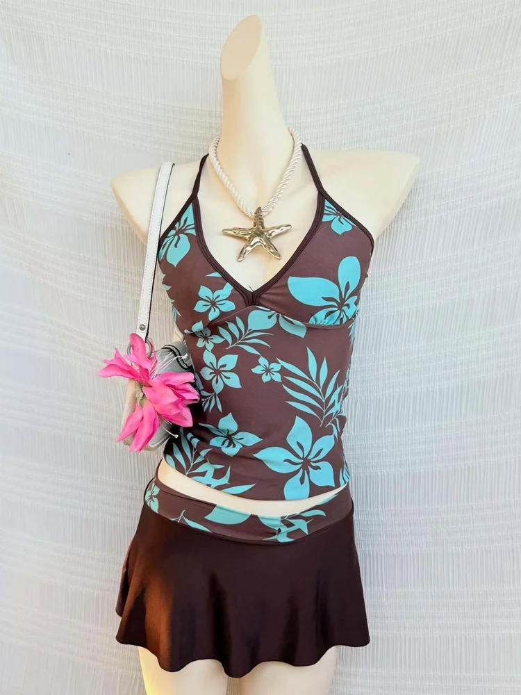 Sweet floral two-piece swimsuit with floral print, women's camisole collar, pleated top, low waist shorts, summer beachwear swim
Sweet floral two-piece swimsuit with floral print, women's camisole collar, pleated top, low waist shorts, summer beachwear swim