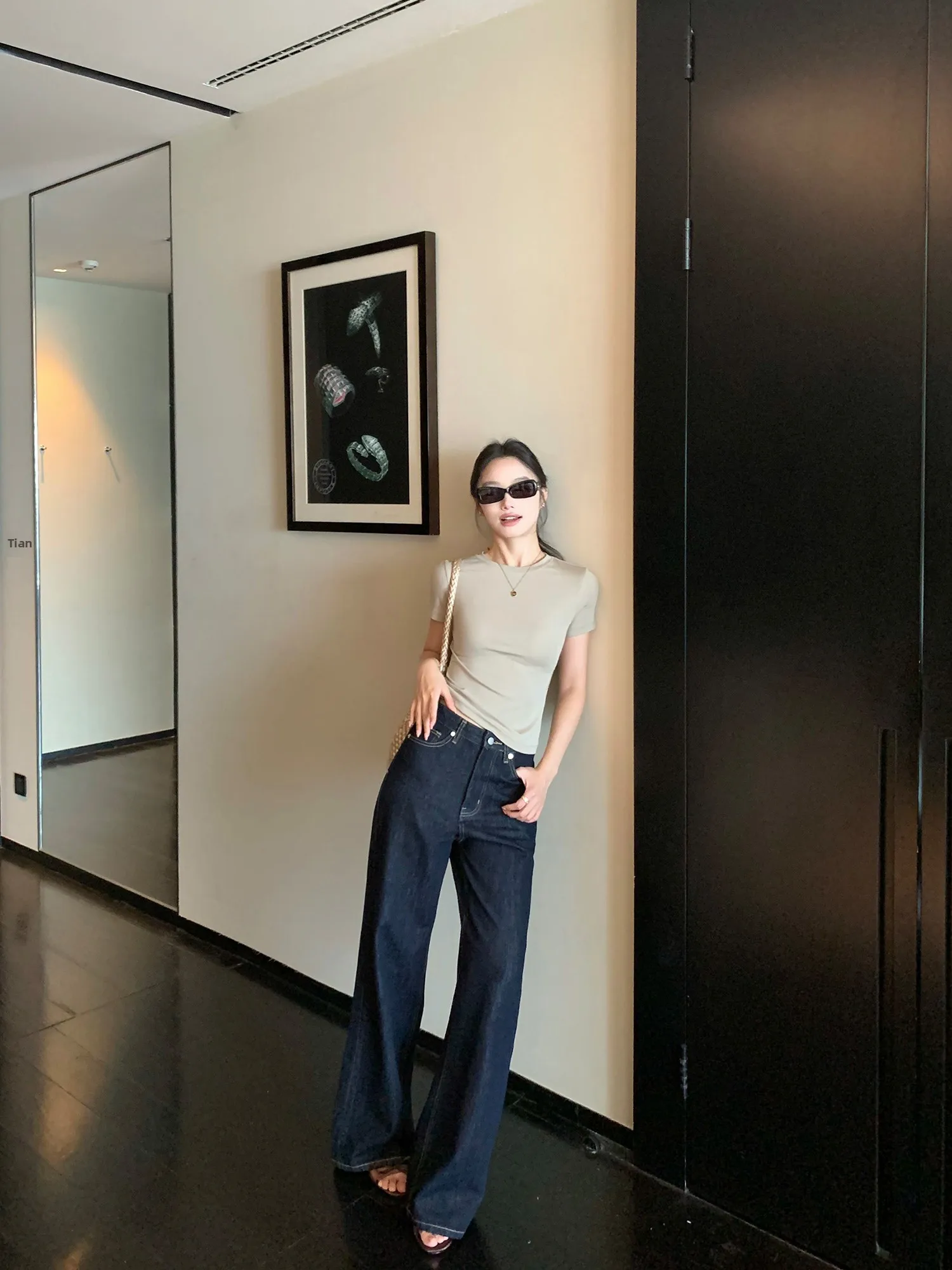 Pusumede Vintage Wide Leg Jeans Women Loose Slimming Casual Drapey Straight Long Pants High Waist Button Closure
Pusumede Vintage Wide Leg Jeans Women Loose Slimming Casual Drapey Straight Long Pants High Waist Button Closure