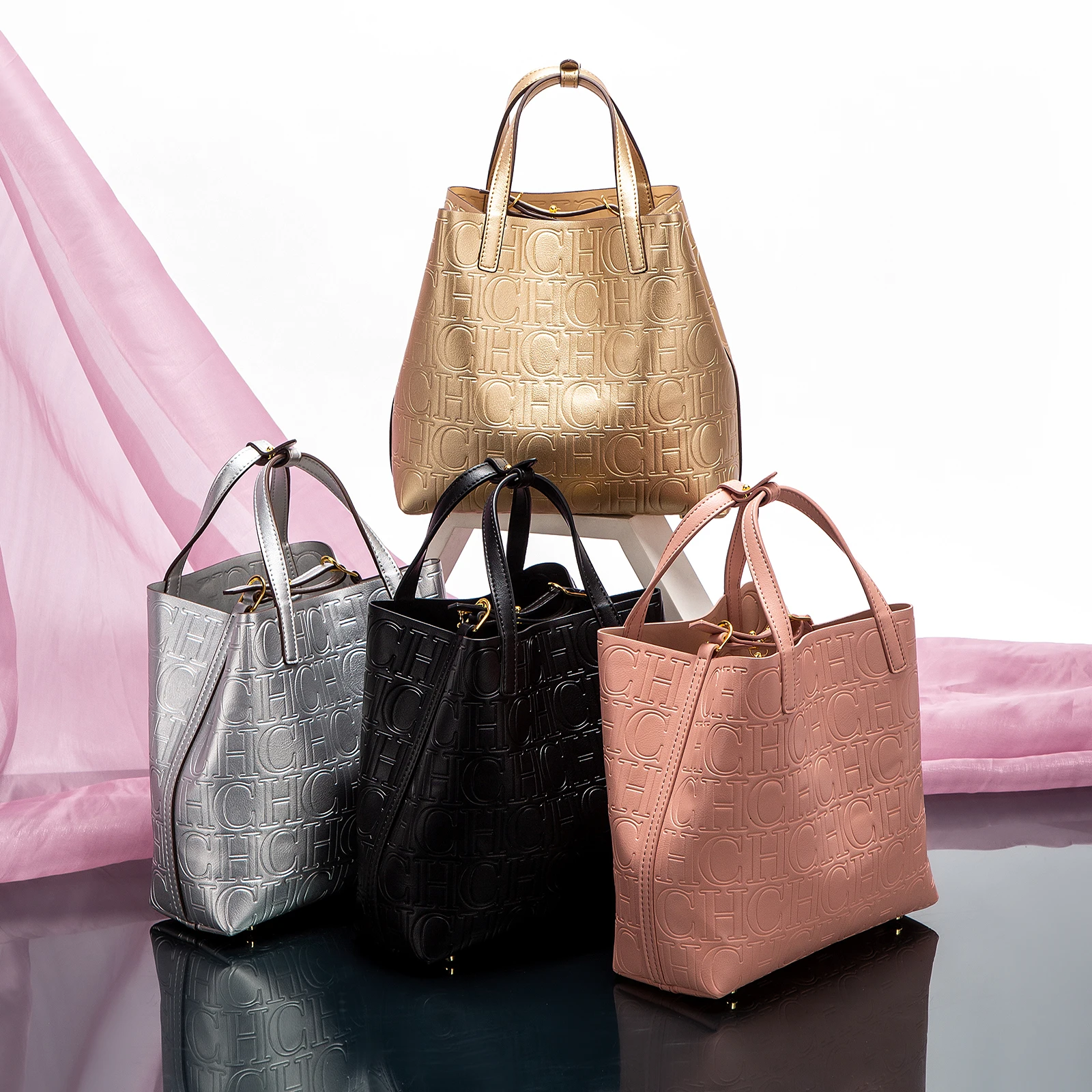 Luxurious Embossed Pattern Tote Bag – Structured Metallic Finish with Gold-Tone Hardware Chic Geometric for Urban Elegance
Luxurious Embossed Pattern Tote Bag – Structured Metallic Finish with Gold-Tone Hardware Chic Geometric for Urban Elegance