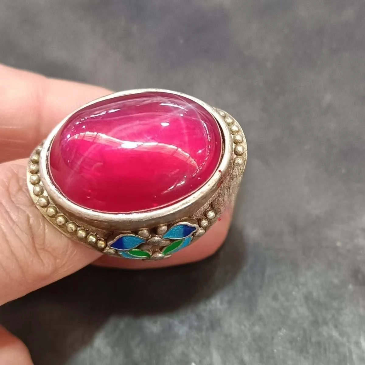 Antique Collection Old Silver Ring Handmade Inlaid Starlight Gemstone Double Butterfly Tibetan Silver
Antique Collection Old Silver Ring Handmade Inlaid Starlight Gemstone Double Butterfly Tibetan Silver