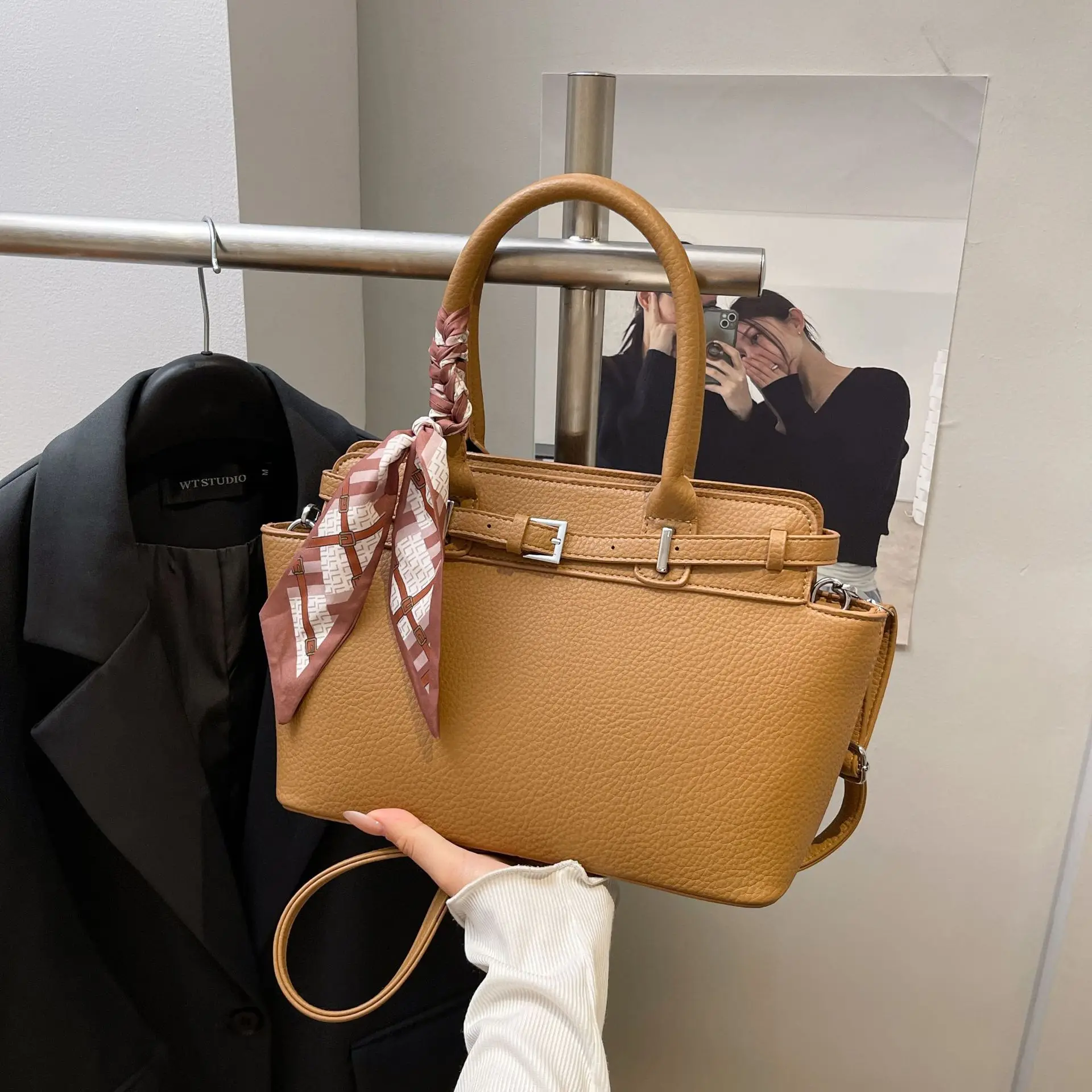 2025 Premium Vintage Tote Bag Women's Stylish Spacious Shoulder Bag Summer Commuter
2025 Premium Vintage Tote Bag Women's Stylish Spacious Shoulder Bag Summer Commuter