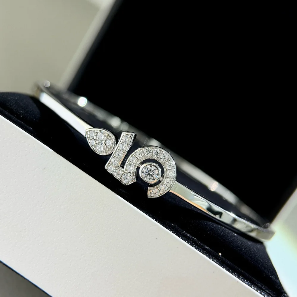 Seiko high sense high carbon diamond digital fashion light luxury bracelet hand jewelry
Seiko high sense high carbon diamond digital fashion light luxury bracelet hand jewelry