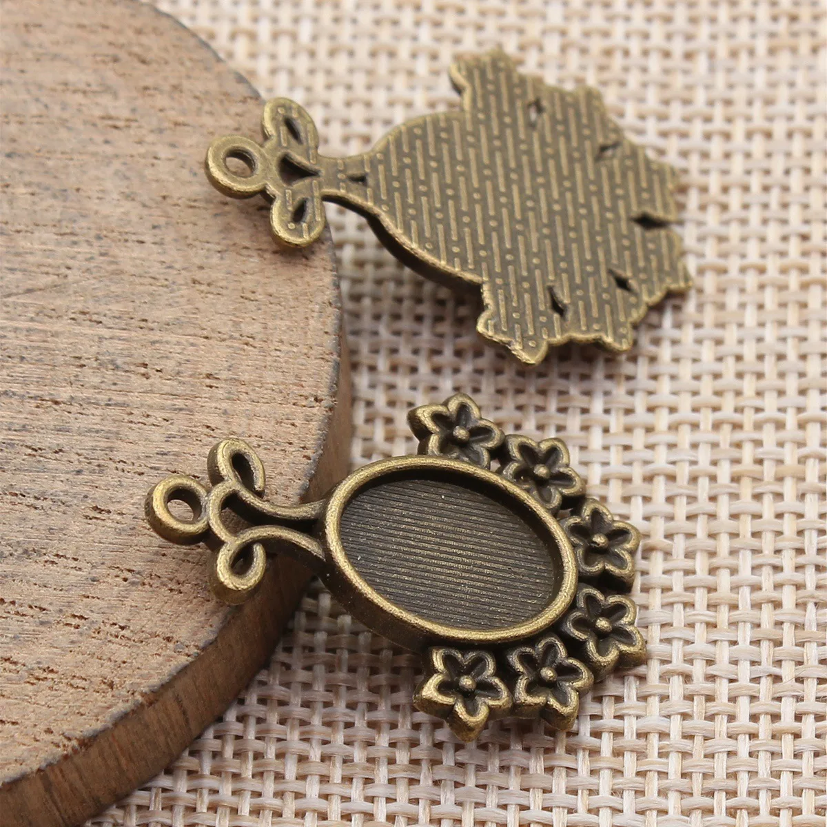 20pcs Inner Size 10x14mm(0.39x0.55inch) 2 Colors Oval Flower Cameo Cabochon Pendant Base Setting Materials Jewelry Findings
20pcs Inner Size 10x14mm(0.39x0.55inch) 2 Colors Oval Flower Cameo Cabochon Pendant Base Setting Materials Jewelry Findings