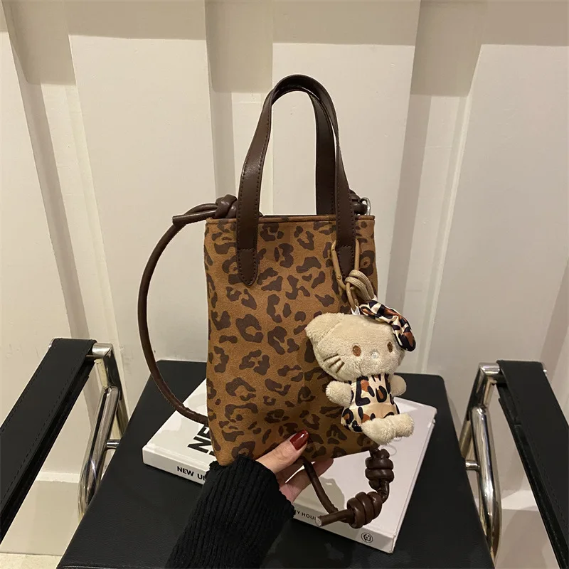 Cartoon popular niche leopard print bag women's 2025 new autumn versatile crossbody bag super popular mobile wallet
Cartoon popular niche leopard print bag women's 2025 new autumn versatile crossbody bag super popular mobile wallet